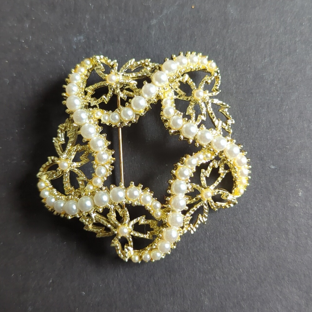 Brooch pin faux pearls in shape of star with leaves and flowers surroundings